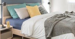 Boxspringbett mit Bettwäsche